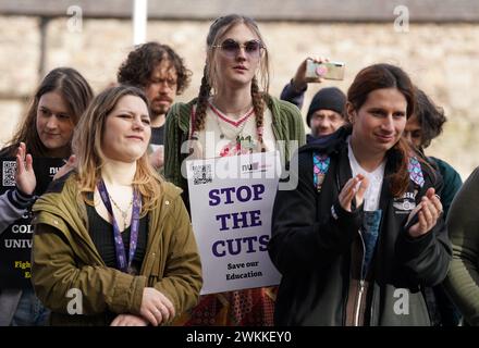 Studenten nehmen an der von der National Union of Students (NUS) Scotland veranstalteten Rally for Education Teil, in der die schottische Regierung aufgefordert wird, die vorgeschlagenen Kürzungen der Mittel für höhere und berufliche Bildung im kommenden Haushalt vor dem schottischen Parlament in Holyrood, Edinburgh, einzustellen. Bilddatum: Mittwoch, 21. Februar 2024. Stockfoto