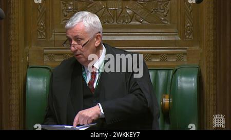 Der Sprecher des Unterhauses, Sir Lindsay Hoyle, gibt bekannt, dass er Änderungsanträge ausgewählt hat, die Labour und die Regierung zum Waffenstillstand der SNP im Gazastreifen im Unterhaus in London eingereicht haben. Bilddatum: Mittwoch, 21. Februar 2024. Stockfoto