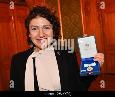 Stockholm, Schweden. Februar 2024. König Carl Gustaf und Königin Silvia vergaben am 21. februar 2024 die Königsmedaille der achten Größe mit dem Band des Seraphim-Ordens an die Astronautin Jessica Meir im Stockholmer Palast in Stockholm, Schweden.Foto: Jonas Ekstromer/TT/Code 10030 Credit: TT News Agency/Alamy Live News Stockfoto