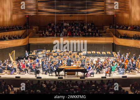 New York, USA. Februar 2024. Musiker treten während eines Konzerts zur Feier des chinesischen Mondneujahrs der New York Philharmonic am 20. Februar 2024 in New York auf. Die New York Philharmonic (NY Phil) beleuchtete die David Geffen Hall des Lincoln Centers hier am Dienstag mit einem lebhaften Konzert, das das Jahr des Drachen in glorreicher Weise markiert. Dies war das 12. Jahr in Folge des NY Phil, das das chinesische Mondneujahr feierte. eine Tradition, die 2012 vom chinesischen Dirigenten Yu Long eingeführt wurde. Quelle: Winston Zhou/Xinhua/Alamy Live News Stockfoto