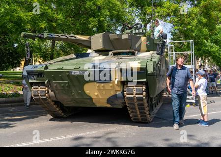 Getarntes neues, modernes Lynx Panzerfahrzeug in Budapest am Nationalverteidigungstag. Budapest, Ungarn - 21. Mai 2023 Stockfoto