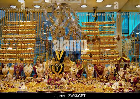 Istanbul, Türkei - 11. Dezember 2023: Goldschmuck im Schaufenster des Juweliergeschäfts im Gewürzbasar Stockfoto