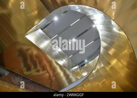 Wendeltreppe: Perfekte Symmetrie in Grau und Gold Stockfoto