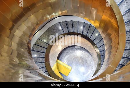 Wendeltreppe: Perfekte Symmetrie in Grau und Gold Stockfoto