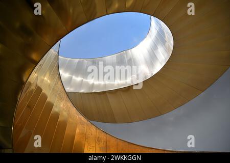 Wendeltreppe: Perfekte Symmetrie in Grau und Gold Stockfoto