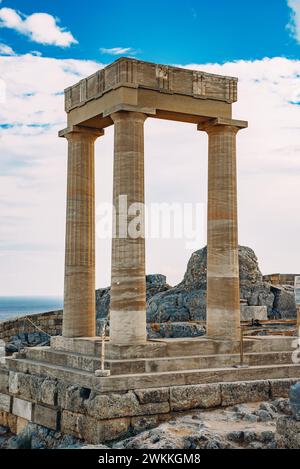 Verbleibende Säulen des Tempels der Athena Lindia an der Akropolis von Lindos. Stockfoto