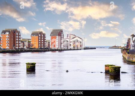 Apartments mit Blick auf den Fluss Ayr, im Hafen von Ayr, mit Blick nach Westen in Richtung Firth of Clyde, Ayr, Ayrshire, Schottland, Großbritannien Stockfoto