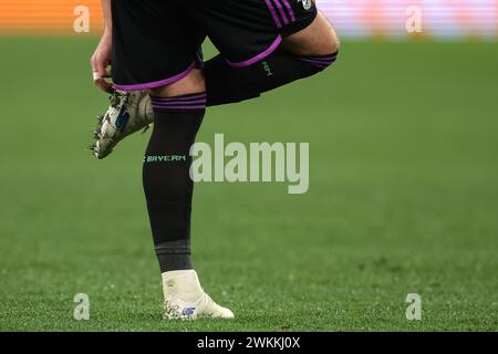 Rom, Italien. Februar 2024. Harry Kane von Bayern München entfernt während des UEFA Champions League-Spiels in Olimpico, Rom, Erde von seinen Skechers-Fußballschuhen. Der Bildnachweis sollte lauten: Jonathan Moscrop/Sportimage Credit: Sportimage Ltd/Alamy Live News Stockfoto