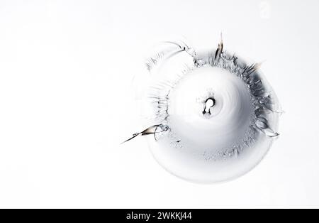 Gebrochene Glasstruktur auf weißem Hintergrund. Rundloch im Glas. Stockfoto