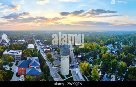 Sonnenaufgang aus der Luft über Ypsilanti Wasserturm und Vorstadthäuser Stockfoto