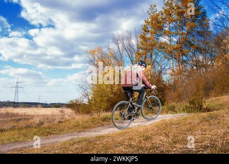 Schotterrad. Radfahrer auf einem Schotterrad fahren auf einem Pfad in den Wald. Aktiver Lebensstil. Stockfoto