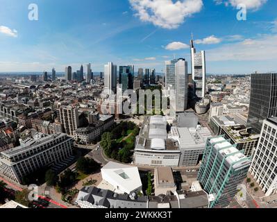 Panorama: Luftbild: Skyline City von Frankfurt u.a. mit Messeturm, DG Bank und Commerzbank Tower, Frankfurt am Main (nur für redaktionelle Verwendung) Stockfoto