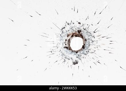 Großes Loch im zerrissenen Fenster auf weißem Hintergrund. Gebrochene Glasstruktur für Design. Stockfoto