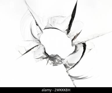 Großes Loch in Glasstruktur auf weißem Hintergrund. Glasrisse. Stockfoto