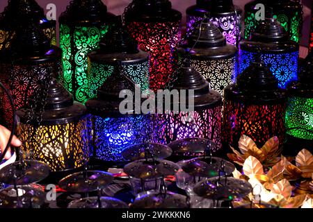 Verschiedene Lampen werden auf dem Lichtmarkt in Pune für diwali-Dekoration und diwali-Feier in Pune, Indien, verkauft. Stockfoto