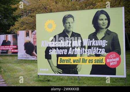 Klaus Lederer (Linke), Robert Habeck und Annalena Baerbock (Grüne) - Wahlplakate zu den Bundestagswahlen 2021, Berlin-Mitte (nur für redaktionelle Stockfoto