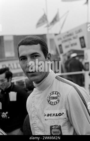 Der vielseitige Rennfahrer Vic Elford, der hier zu Beginn der RAC Rally 1968 zu sehen war, nahm in seiner internationalen Karriere an Sportwagen, Formel 1 und Rallye Teil. Stockfoto