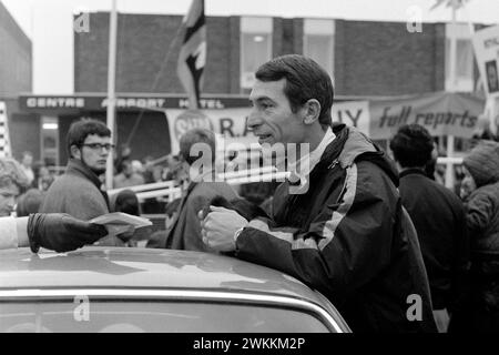 Der vielseitige Rennfahrer Vic Elford, der hier zu Beginn der RAC Rally 1968 zu sehen war, nahm in seiner internationalen Karriere an Sportwagen, Formel 1 und Rallye Teil. Stockfoto