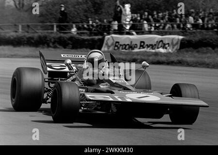 Sir Jackie Stewart wurde hier beim 23. BRDC International Trophy Meeting bei der Umrundung der Copse Ecke in Silverstone gesehen. Stockfoto