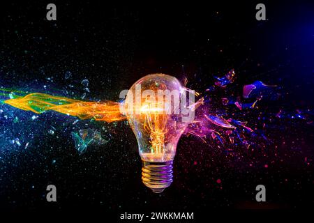 Lebendiges Bild einer Glühlampe, die mit einem dynamischen, mehrfarbigen Glasfragmentspritzer zerbricht Stockfoto