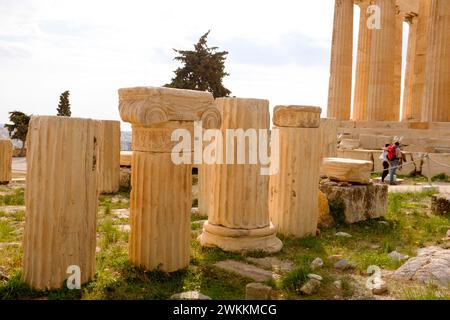 Touristen besuchen die Akropolis in Athen, Griechenland. Stockfoto