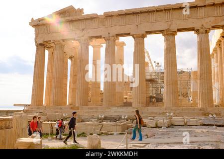 Touristen besuchen das Parthenon, während ein Sturm auf der Akropolis in Athen, Griechenland, einzieht. Stockfoto