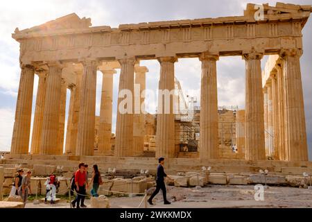 Touristen besuchen das Parthenon, während ein Sturm auf der Akropolis in Athen, Griechenland, einzieht. Stockfoto