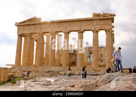 Touristen besuchen das Parthenon, während ein Sturm auf der Akropolis in Athen, Griechenland, einzieht. Stockfoto