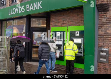 Staines-upon-Thames, Surrey, Großbritannien. Februar 2024. Eine Lloyds Bank in Staines-upon-Thames, Surrey. In einem Bericht von Moneyfactscompare heißt es, dass die britischen Banken, darunter Lloyds, Barclays, NatWest, HSBC und Santander, keine höheren Zinssätze für leicht zugängliche Konten an Sparer weitergeben. Quelle: Maureen McLean/Alamy Live News Stockfoto