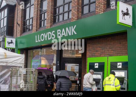 Staines-upon-Thames, Surrey, Großbritannien. Februar 2024. Eine Lloyds Bank in Staines-upon-Thames, Surrey. In einem Bericht von Moneyfactscompare heißt es, dass die britischen Banken, darunter Lloyds, Barclays, NatWest, HSBC und Santander, keine höheren Zinssätze für leicht zugängliche Konten an Sparer weitergeben. Quelle: Maureen McLean/Alamy Live News Stockfoto