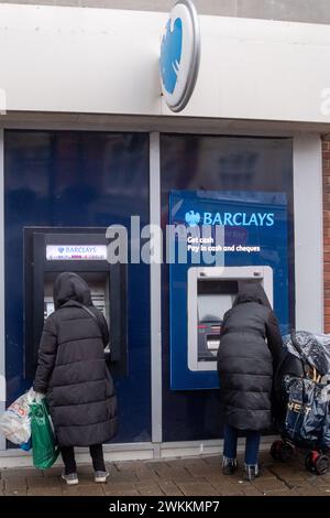 Staines-upon-Thames, Surrey, Großbritannien. Februar 2024. Eine Barclays Bank in Staines-upon-Thames, Surrey. In einem Bericht von Moneyfactscompare heißt es, dass die britischen Banken, darunter Lloyds, Barclays, NatWest, HSBC und Santander, keine höheren Zinssätze für leicht zugängliche Konten an Sparer weitergeben. Quelle: Maureen McLean/Alamy Live News Stockfoto