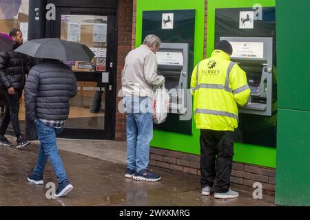 Staines-upon-Thames, Surrey, Großbritannien. Februar 2024. Eine Lloyds Bank in Staines-upon-Thames, Surrey. In einem Bericht von Moneyfactscompare heißt es, dass die britischen Banken, darunter Lloyds, Barclays, NatWest, HSBC und Santander, keine höheren Zinssätze für leicht zugängliche Konten an Sparer weitergeben. Quelle: Maureen McLean/Alamy Live News Stockfoto