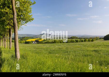 Erzgebirgspanorama mit Pöhlberg, Bergstadt Annaberg-Buchholz, Bärenstein, Keilberg und Fichtelberg, Erzgebirge, Sachsen, Deutschland *** Erzgebirge Stockfoto