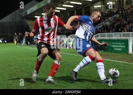 David Ferguson von Hartlepool United in Aktion mit Lewis Banks von Altrincham während des Vanarama National League-Spiels zwischen Hartlepool United und Altrincham im Victoria Park, Hartlepool am Dienstag, den 20. Februar 2024. (Foto: Mark Fletcher | MI News) Credit: MI News & Sport /Alamy Live News Stockfoto