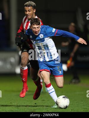 Joe Grey von Hartlepool United kämpft mit Dior Angus von Altrincham während des Vanarama National League-Spiels zwischen Hartlepool United und Altrincham am Dienstag, den 20. Februar 2024, im Victoria Park in Hartlepool. (Foto: Mark Fletcher | MI News) Credit: MI News & Sport /Alamy Live News Stockfoto