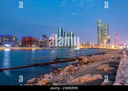 Manama, Bahrain - 27. Dezember 2023: Bahrain Financial Harbor, Harbor Towers, Blick auf die Skyline von Bahrain Sonnenuntergang Sonnenaufgang Stockfoto