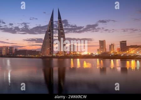 Manama, Bahrain - 27. Dezember 2023: Bahrain Financial Harbor, Harbor Towers, Blick auf die Skyline von Bahrain Sonnenuntergang Sonnenaufgang Stockfoto