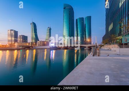 Manama, Bahrain - 27. Dezember 2023: Bahrain Financial Harbor, Harbor Towers, Blick auf die Skyline von Bahrain Sonnenuntergang Sonnenaufgang Stockfoto