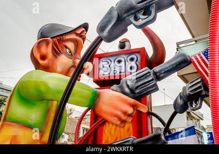 Riesen Karneval Float satirisiert die Gaspreise in Europa. Lustige Skulptur eines Mitarbeiters, der eine Pumpe hält. Große jährliche Parade mit farbigen Statuen. Stockfoto