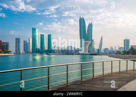 Manama, Bahrain - 27. Dezember 2023: Bahrain Financial Harbor, Harbor Towers, Blick auf die Skyline von Bahrain Sonnenuntergang Sonnenaufgang Stockfoto