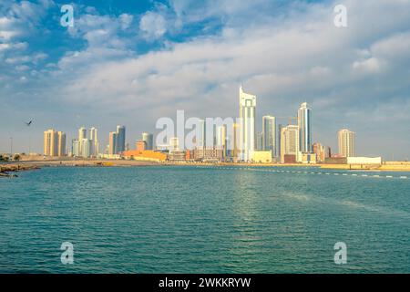 Manama, Bahrain - 27. Dezember 2023: Bahrain Financial Harbor, Harbor Towers, Blick auf die Skyline von Bahrain Sonnenuntergang Sonnenaufgang Stockfoto