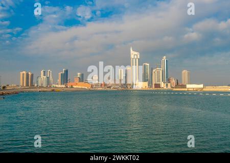 Manama, Bahrain - 27. Dezember 2023: Bahrain Financial Harbor, Harbor Towers, Blick auf die Skyline von Bahrain Sonnenuntergang Sonnenaufgang Stockfoto