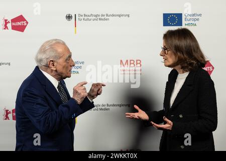 Berlin, Deutschland. Februar 2024. Martin Scorsese, Regisseur und Drehbuchautor, und Joanna Hogg, Filmregisseurin aus Großbritannien, nehmen an einem Fotogespräch Teil. Die 74. Internationalen Filmfestspiele Berlin finden vom 15. Bis 25. Februar 2024 statt. Quelle: Hannes P. Albert/dpa/Alamy Live News Stockfoto