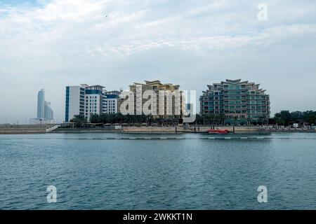 Manama, Bahrain - 27. Dezember 2023: Bahrain Financial Harbor, Harbor Towers, Blick auf die Skyline von Bahrain Sonnenuntergang Sonnenaufgang Stockfoto