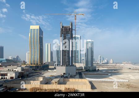 Manama, Bahrain - 27. Dezember 2023: Bahrain Financial Harbor, Harbor Towers, Blick auf die Skyline von Bahrain Sonnenuntergang Sonnenaufgang Stockfoto