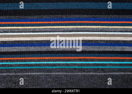 Wollgewebe mit horizontalen Linien in Farbvariante. Stockfoto