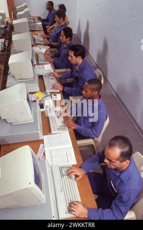 Lockhart, Texas, USA, 1991: Häftlinge nehmen an Computerschulungen im Privatgefängnis Teil. ©Bob Daemmrich Stockfoto