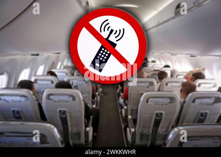 21.02.2024, Passagierflugzeug Bombardier Serie C300. Symbolbild Handyverbot im Flugzeug, Bildmontage. 21.02.2024, Bombardier C300 von SWISS 21.02.2024, Bombardier C300 von SWISS *** 21 02 2024, Passagierflugzeug Bombardier C300 Serie Symbolbild Handy Verbot in Flugzeugen, Montage 21 02 2024, Bombardier C300 von SWISS 21 02 2024, Bombardier C300 von SWISS Stockfoto