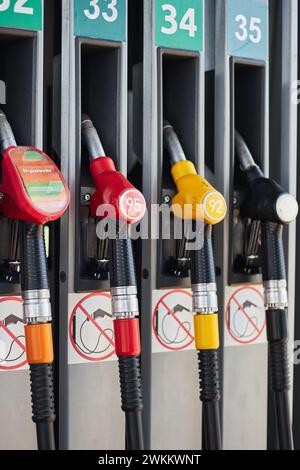 Gaspumpe an einer Tankstelle. Tanken des Fahrzeugs. Benzinspender, Kraftstoffdüseneinheit, Tankpistole 95 92 b POWER 100 Benzin- und Dieselkraftstoff, Benzinschlauch. Stockfoto