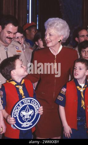 Austin Texas USA: Texas Gouverneur Ann Richards trifft sich mit Mitgliedern einer Jungen-Pfadfindertruppe während einer Veranstaltung in ihrem Büro im Texas Capitol. ©Bob Daemmrich Stockfoto